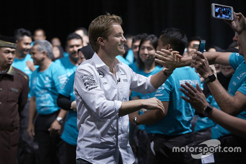 Empleados de Petronas dan la bienvenida a Nico Rosberg, Mercedes AMG F1