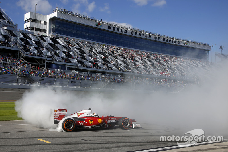 #1: Donuts von Sebastian Vettel in Daytona