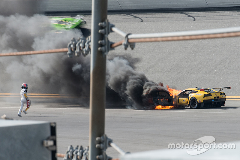 Marcel Fässler runs with a fire extinguisher to the #4 Corvette Racing Chevrolet Corvette C7.R on fire