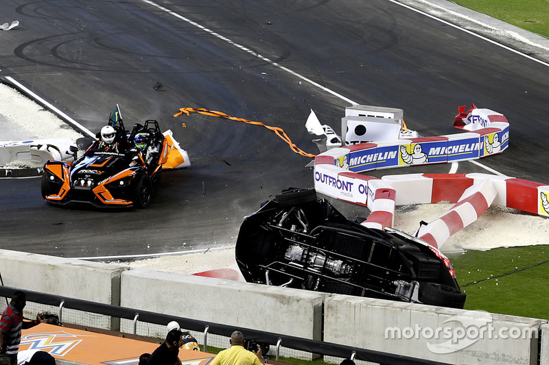 Choque de Pascal Wehrlein y Felipe Massa en el Polaris Slingshot SLR