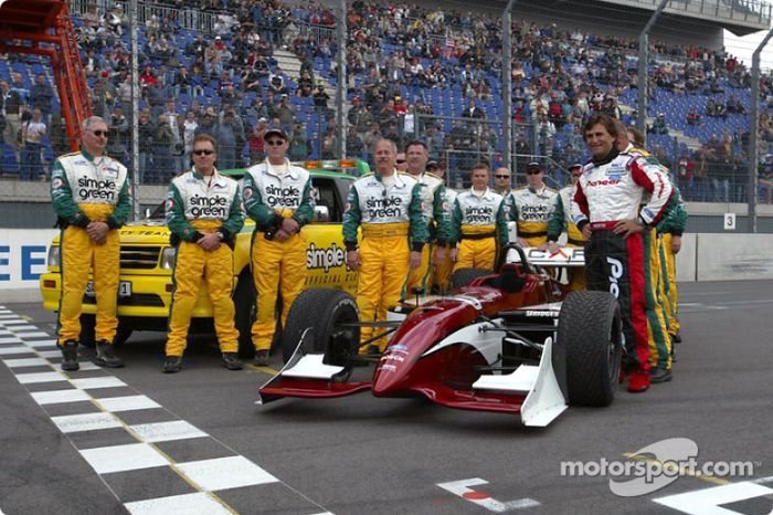 Alex Zanardi posa con los equipos de seguridad de Simple Green que fueron fundamentales en la extracción de su accidente