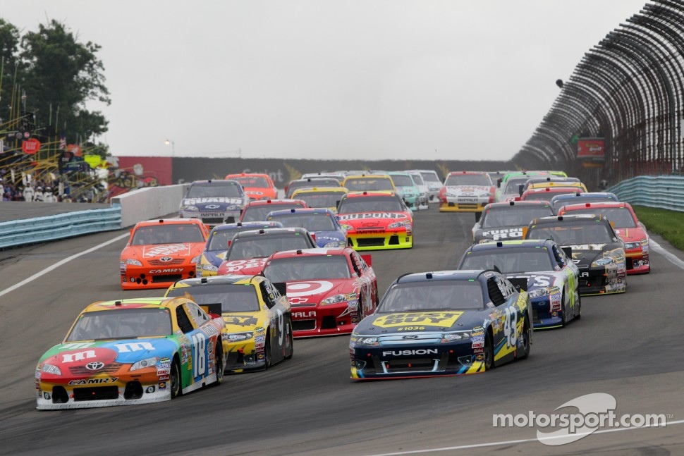 Start: Kyle Busch, Joe Gibbs Racing Toyota leads the field