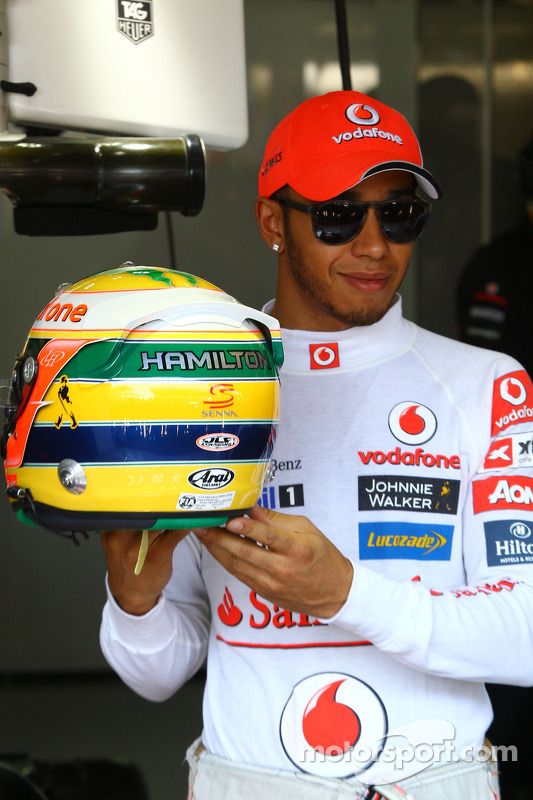 Lewis Hamilton, de McLaren Mercedes, con homenaje en el casco para Ayrton Senna