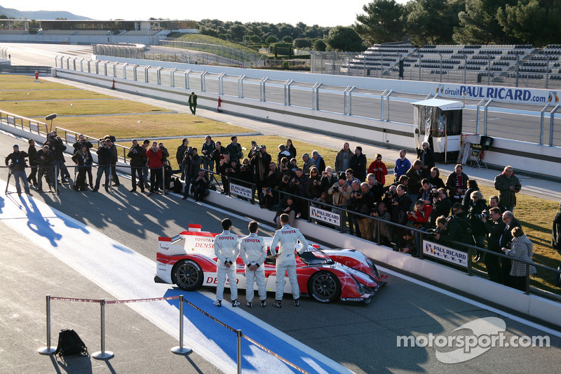 Kazuki Nakajima, Alexander Wurz, Nicolas Lapierre avec la Toyota TS030 Hybrid