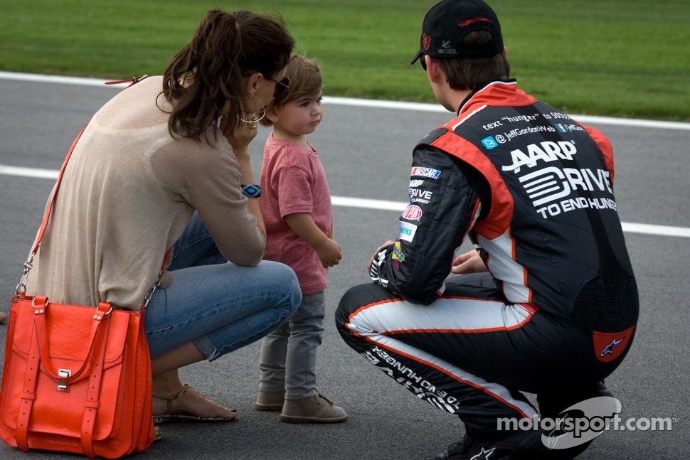 Jeff Gordon, Hendrick Motorsports Chevrolet, with wife Ingrid Vandebosch and son Leo Benjamin