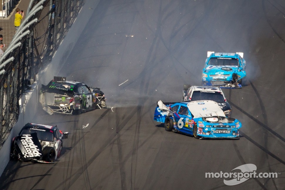 Kurt Busch, Phoenix Racing Chevrolet, Kyle Busch, Kyle Busch Motorsports Toyota and Ricky Stenhouse Jr., Roush Fenway Ford collide