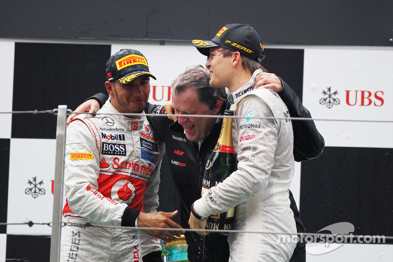 Podio: ganador de la carrera Nico Rosberg, Mercedes AMG F1, tercer lugar Lewis Hamilton McLaren y Norbert Haug, Director deportivo de Mercedes