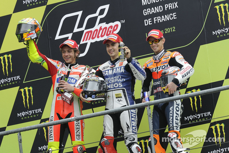 Podium : le vainqueur Jorge Lorenzo, Yamaha Factory Racing, le deuxième Valentino Rossi, Ducati Marlboro Team, le troisième Casey Stoner, Repsol Honda Team