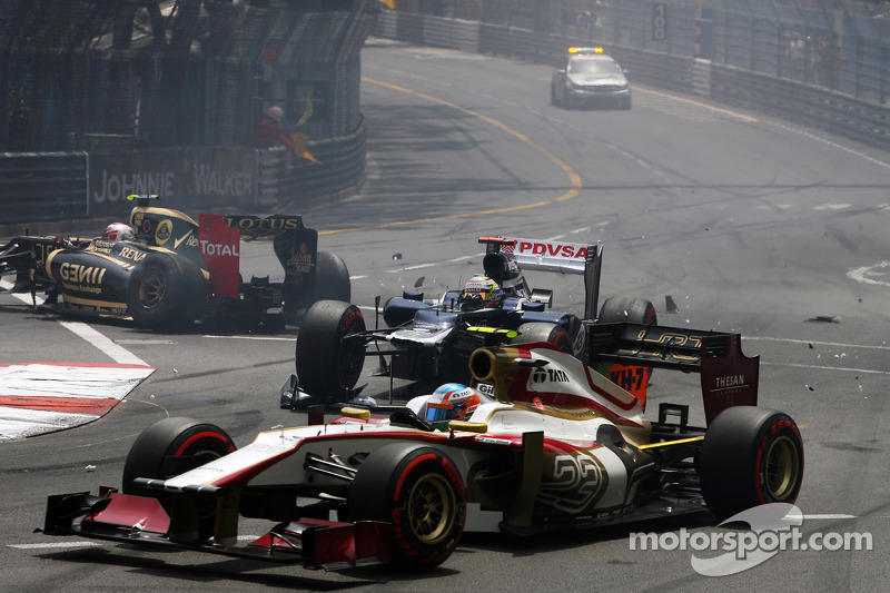 Pastor Maldonado, Williams con ala frontal dañado en el choque al inicio de la carrera