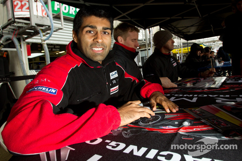 Autograph session: Karun Chandhok