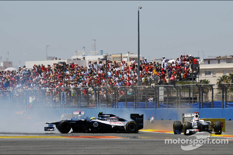 Bruno Senna, Williams and Kamui Kobayashi, Sauber make contact and Senna spins