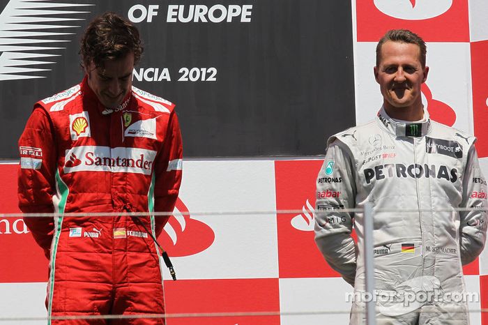 Ganador de la carrera Fernando Alonso, Scuderia Ferrari con el tercer lugar Michael Schumacher, Merc