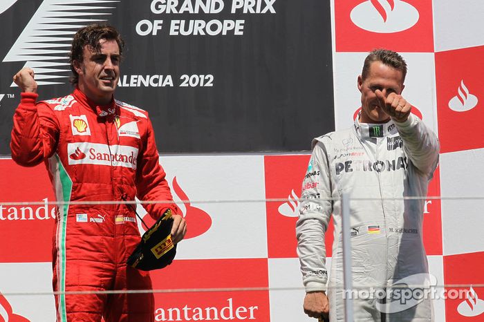 Ganador de la carrera Fernando Alonso, Scuderia Ferrari con el tercer lugar Michael Schumacher, Merc
