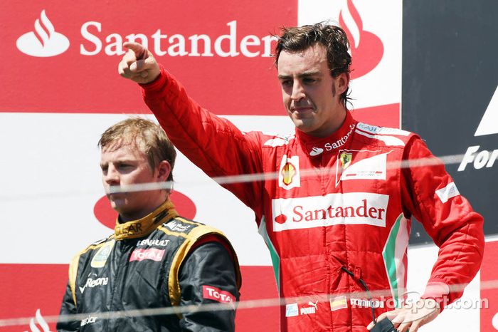 Ganador de la carrera Fernando Alonso, Ferrari celebra en el podio