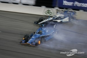Ryan Briscoe, Team Penske Chevrolet and Josef Newgarden, Sarah Fisher Hartman Racing Honda crash