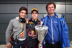 Race winnaar Antonio Felix Da Costa met teambaas Trevor Carlin