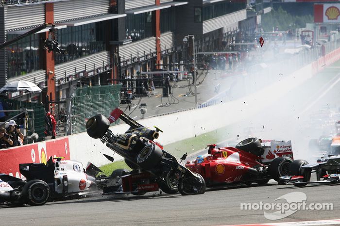 Un accidente en el inicio con Lewis Hamilton, McLaren, Romain Grosjean, Lotus F1, Fernando Alonso, Ferrari, Kamui Kobayashi, Sauber