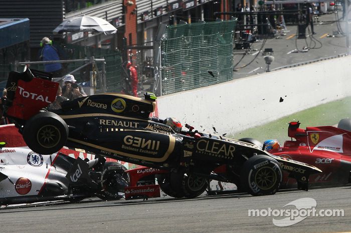Un accidente en el inicio con Lewis Hamilton, McLaren, Romain Grosjean, Lotus F1, Fernando Alonso, Ferrari, Kamui Kobayashi, Sauber