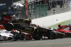 Crash bij de start met Lewis Hamilton, McLaren, Romain Grosjean, Lotus F1, Fernando Alonso, Ferrari,