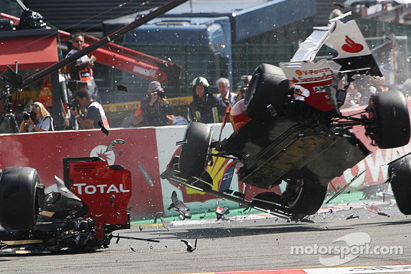 A crash at the start involving Lewis Hamilton, McLaren, Romain Grosjean, Lotus F1, Fernando Alonso, 