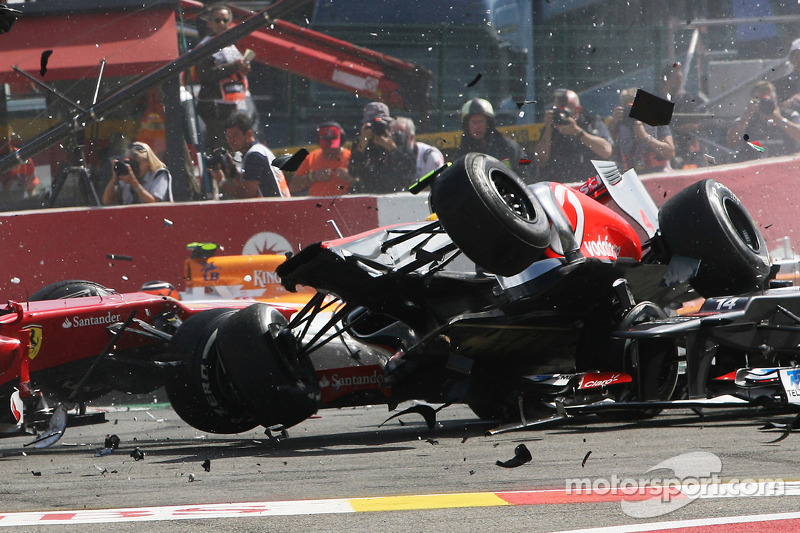 Crash bij de start met Lewis Hamilton, McLaren, Romain Grosjean, Lotus F1, Fernando Alonso, Ferrari,