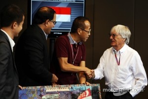 Singapore GP announces a five year extension to the current contract: Bernie Ecclestone, CEO Formula One Group, with Mr S Iswaran, Second Minister for Trade, Industry and Education, and Ong Beng Seng, Owner Hotel Properties Ltd