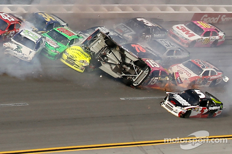 Herbst 2012: Überschlag von Tony Stewart mitten im Feld