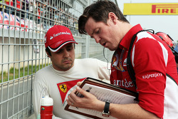 Felipe Massa, Ferrari met Rob Smedley, Ferrari Race Engineer op de grid