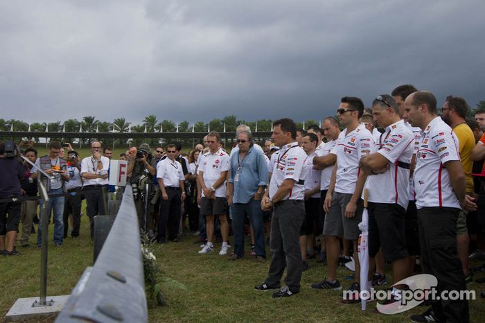 Homenaje a Marco Simoncelli por Fausto Gresini de San Carlo Honda Gresini