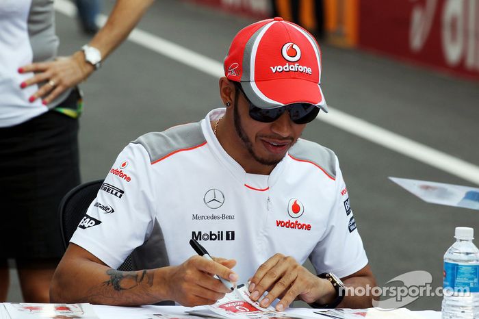 En 2012, Hamilton disputó su última temporada con McLaren y firmó con Mercedes para el año siguiente. Su estilo de vida ajetreado, que incluía cientos de horas de fiestas y vuelos por todo el mundo, se hizo famoso. Lewis comenzó a hacerse tatuajes en lugares visibles, demostrando sentirse con más confianza en sí mismo.