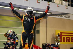 Le vainqueur Kimi Raikkonen, Lotus F1 Team fête sa victoire dans le Parc Fermé