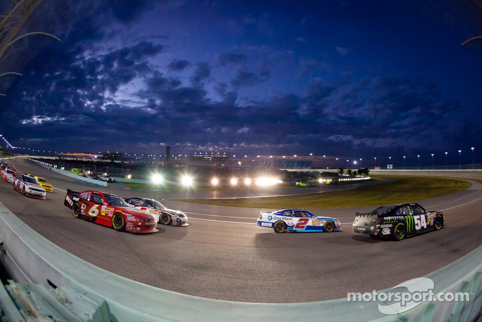 Kyle Busch, Kyle Busch Motorsports Toyota and Elliott Sadler, Richard Childress Racing Chevrolet lead the field