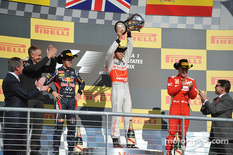 Podio: ganador de la carrera Lewis Hamilton, McLaren Mercedes, segundo lugar Sebastian Vettel, Red B