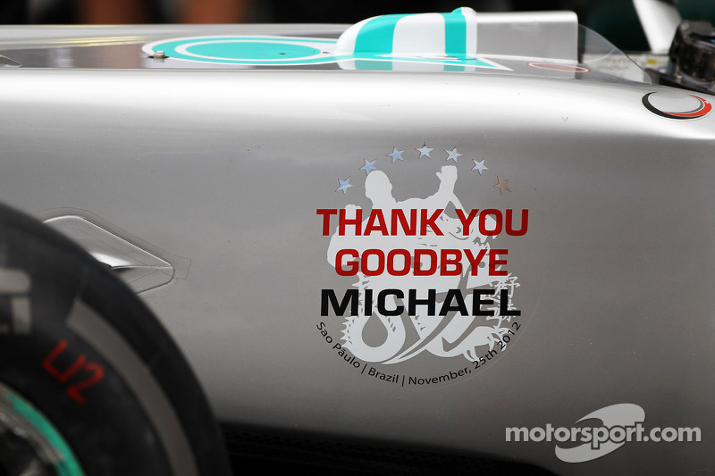 Detalhe no carro da Mercedes em homenagem a Michael Schumacher