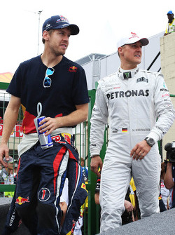 Sebastian Vettel, Red Bull Racing, und Michael Schumacher, Mercedes AMG F1, bei der Fahrerparade