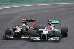 Michael Schumacher, Mercedes AMG F1, und Kimi Räikkönen, Lotus F1, im Zweikampf