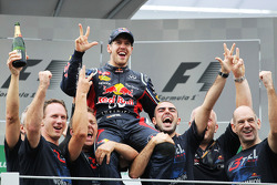Sebastian Vettel, Red Bull Racing celebra título mundial com sua equipe