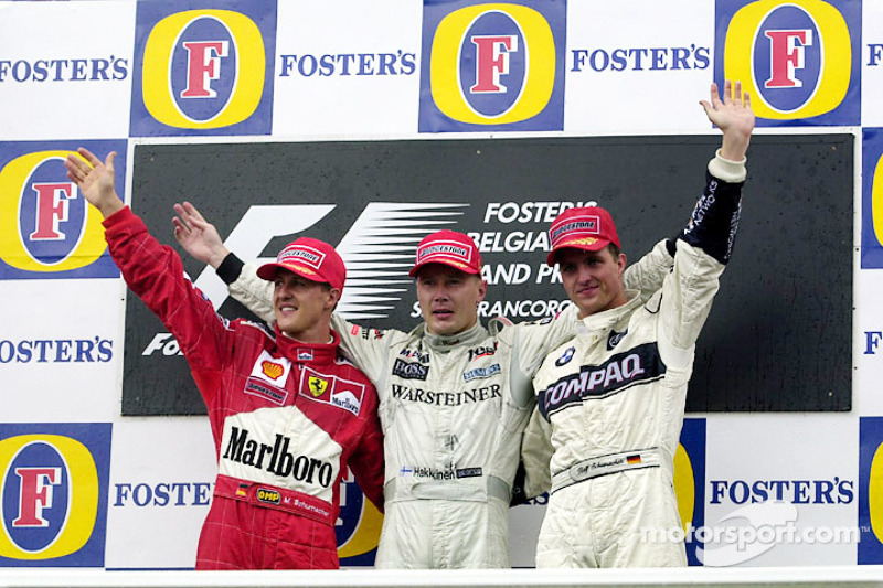 Podium: racewinnaar Mika Hakkinen, tweede plaats Michael Schumacher, derde plaats Ralf Schumacher