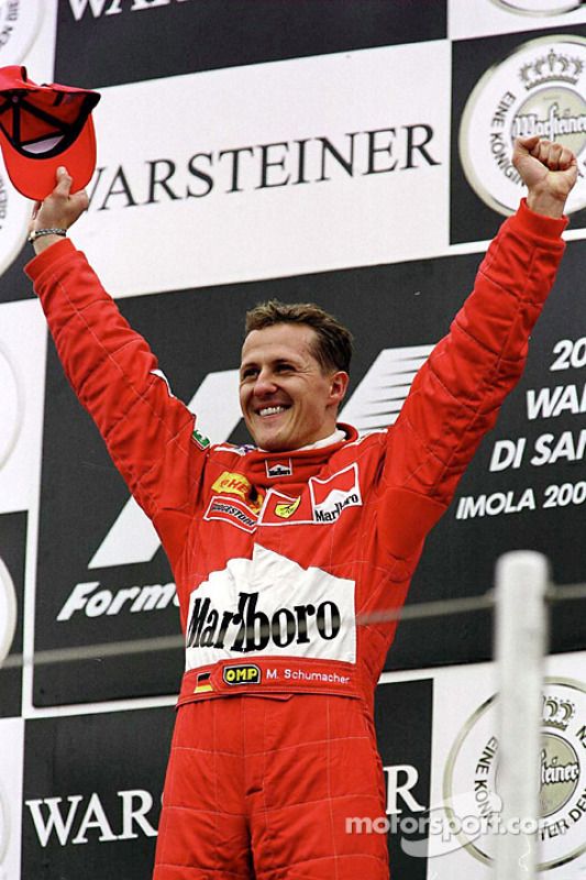 Podio: ganador de la carrera Michael Schumacher celebra