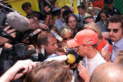 Michael Schumacher depois de abandonar