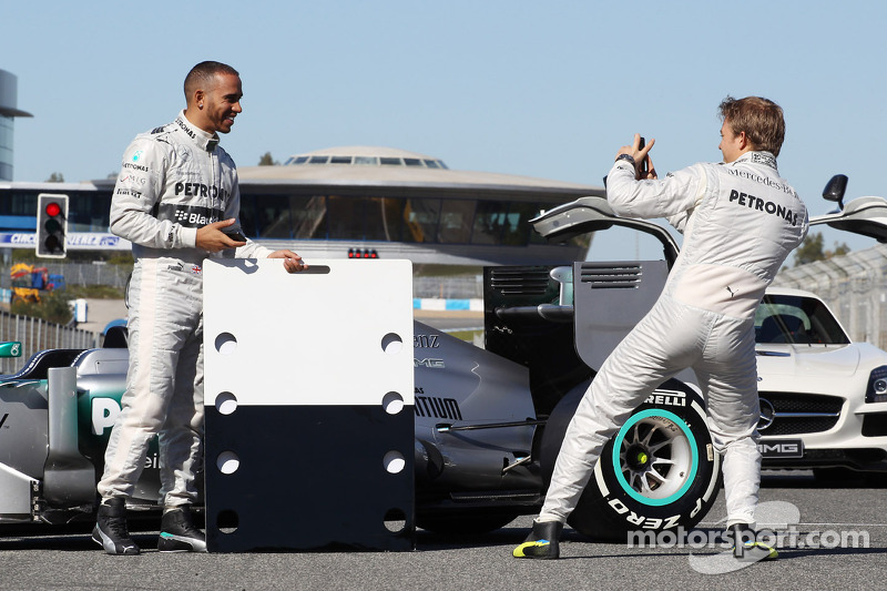 Lewis Hamilton, Mercedes AMG F1 e o companheiro de equipe com a Mercedes AMG F1 W04 promove o novo patrocinador Blackberry