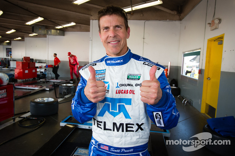 El ganador de la pole position, Scott Pruett, celebra. 