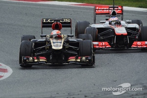 Romain Grosjean, Lotus F1 E21 leads Jenson Button, McLaren MP4-28