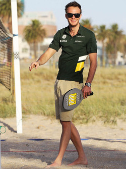 Giedo van der Garde, Caterham F1 Team tennist op het strand