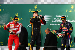 O pódio, Ferrari, segundo; Jenson Button, McLaren, vencedor; Fernando Alonso, Ferrari, terceiro