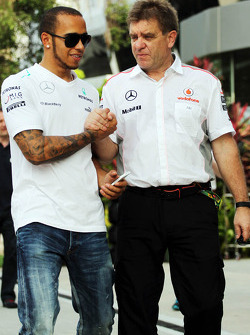 Lewis Hamilton, Mercedes AMG F1 con Dr. Aki Hintsa, doctor de McLaren Team
