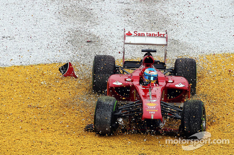 Fernando Alonso, Ferrari F138 choca y queda fuera de la carrera en la vuelta 2