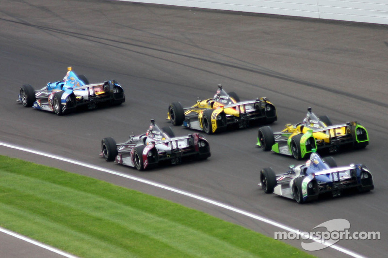 В Indy 500 2013 года лидер менялся рекордные 68 раз. Победил Тони Канаан. Хуже всего со сменой лидера было в 1930 году: тогда Луи Мейер захватил лидерство после старта, но уступил его Билли Арнольду уже на третьем круге, а тот не отдал его до самого финиша