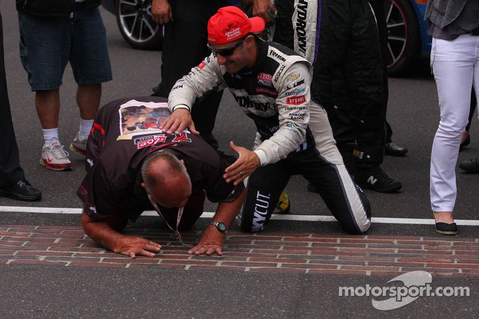 O vencedor Tony Kanaan, KV Racing Technology Chevrolet beija the yard de bricks