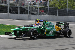 Mark Webber, Red Bull Racing et Giedo van der Garde, Caterham CT03 crash